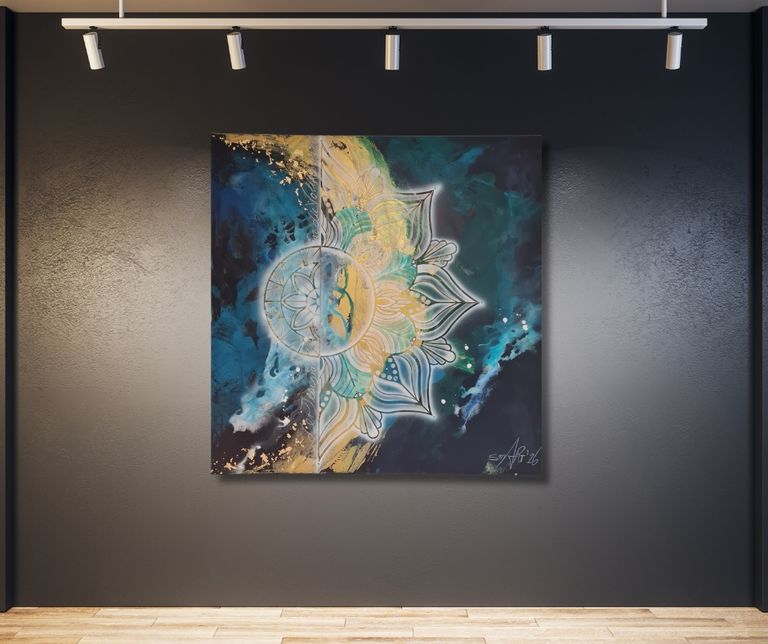 Wandbild mit einer abstrakten Darstellung einer Sonne oder eines Mondes, die von einer mandalaähnlichen Blüte umgeben ist, in Blau-, Gelb- und Grüntönen auf schwarzem Hintergrund, aufgehängt an einer Wand mit grauer Farbe und hellem Holzboden.